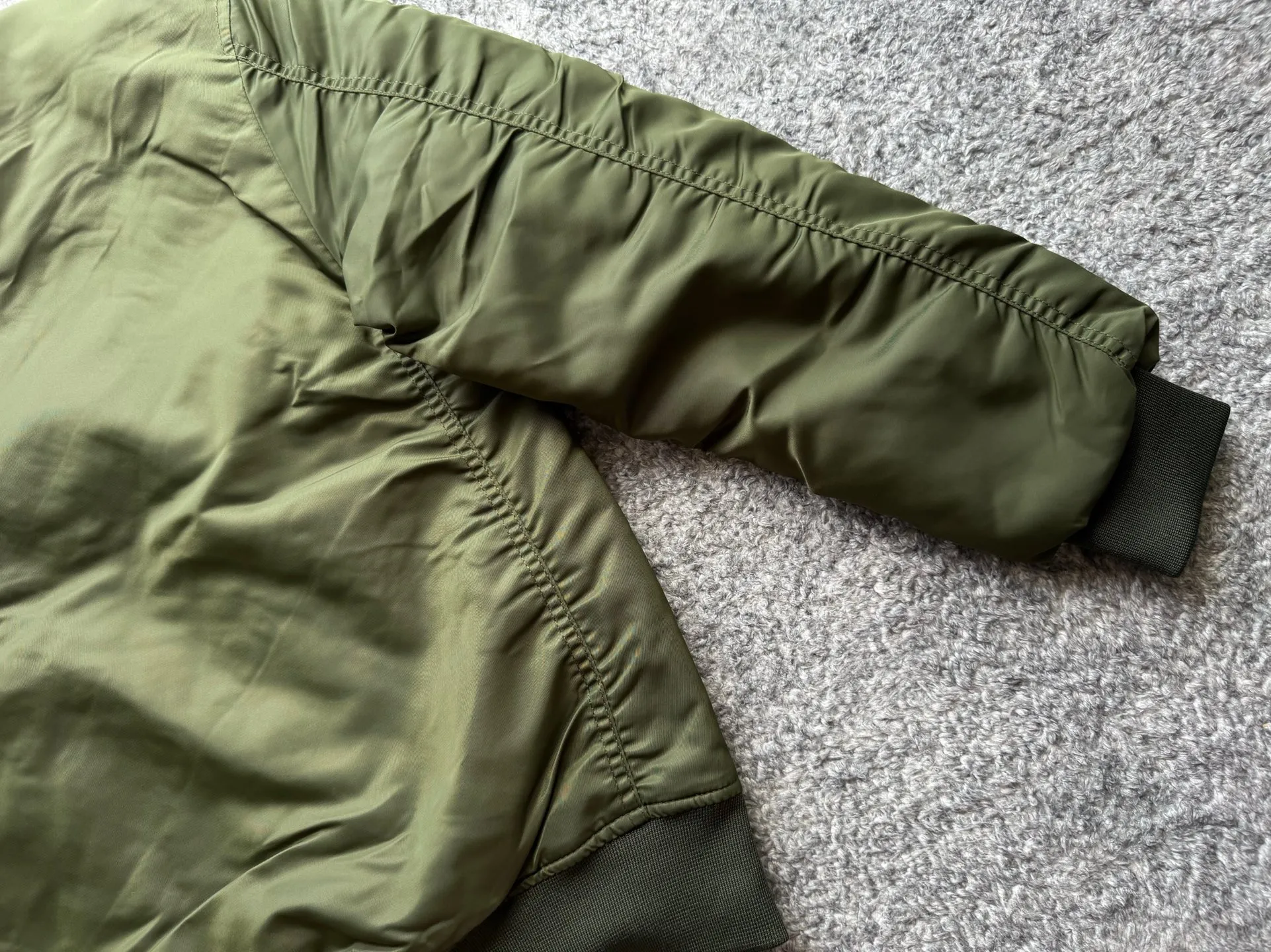 P360 Stone lsland Stone Island Medal Aviator Cotton Jacket The outer fabric is made of MA-1 flight nylon, which is a material specially used in flight and aviation. Flying nylon is a fabric specially used in flight and aviation. It is rarely used in ordinary clothing. The density of flying nylon is very high, so it is windproof and waterproof. When rain falls on the surface of the clothes, it will not penetrate immediately, but will form a small water droplet and slide off. This performance is a requirement for the development of modern jet technology. Because it is assumed that the pilot got caught in the rain before getting on the plane, he entered the cabin covered in rainwater. When flying at high altitude and at high speed, in a cabin without an environmental control system, water droplets will freeze on the pilot's body 2. Knitted baseball collar MA-1 uses a knitted collar. The collar is made of wool and can be snug around the neck and very warm. 3. Metal zippers We have very strict requirements on zippers, including smoothness and size. There was no zipper on the market that met the requirements, so we asked a zipper factory to customize a strong and durable metal zipper.  4. Double-threaded knitted cuffs The cuffs are made of double-threaded knitted fabric, narrow at the front and wide at the back. The narrow part can be tightened around the wrist to prevent wind from entering. The wide part has enough space when wearing multiple pieces under winter Color: Black Dark Army Green Size: M L.